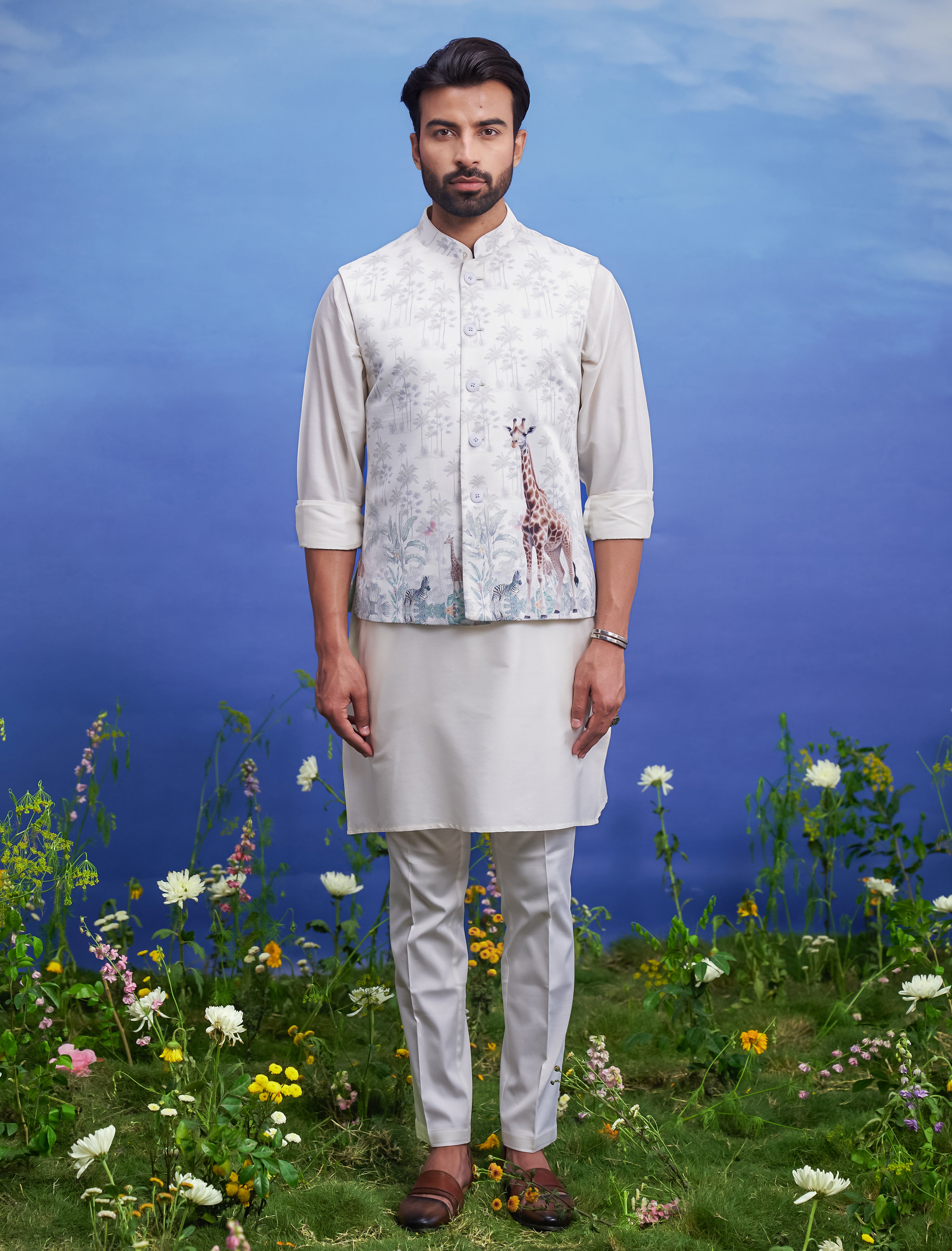 Animal motif Nehru jacket for men, made of knitted fabric with a regular fit.