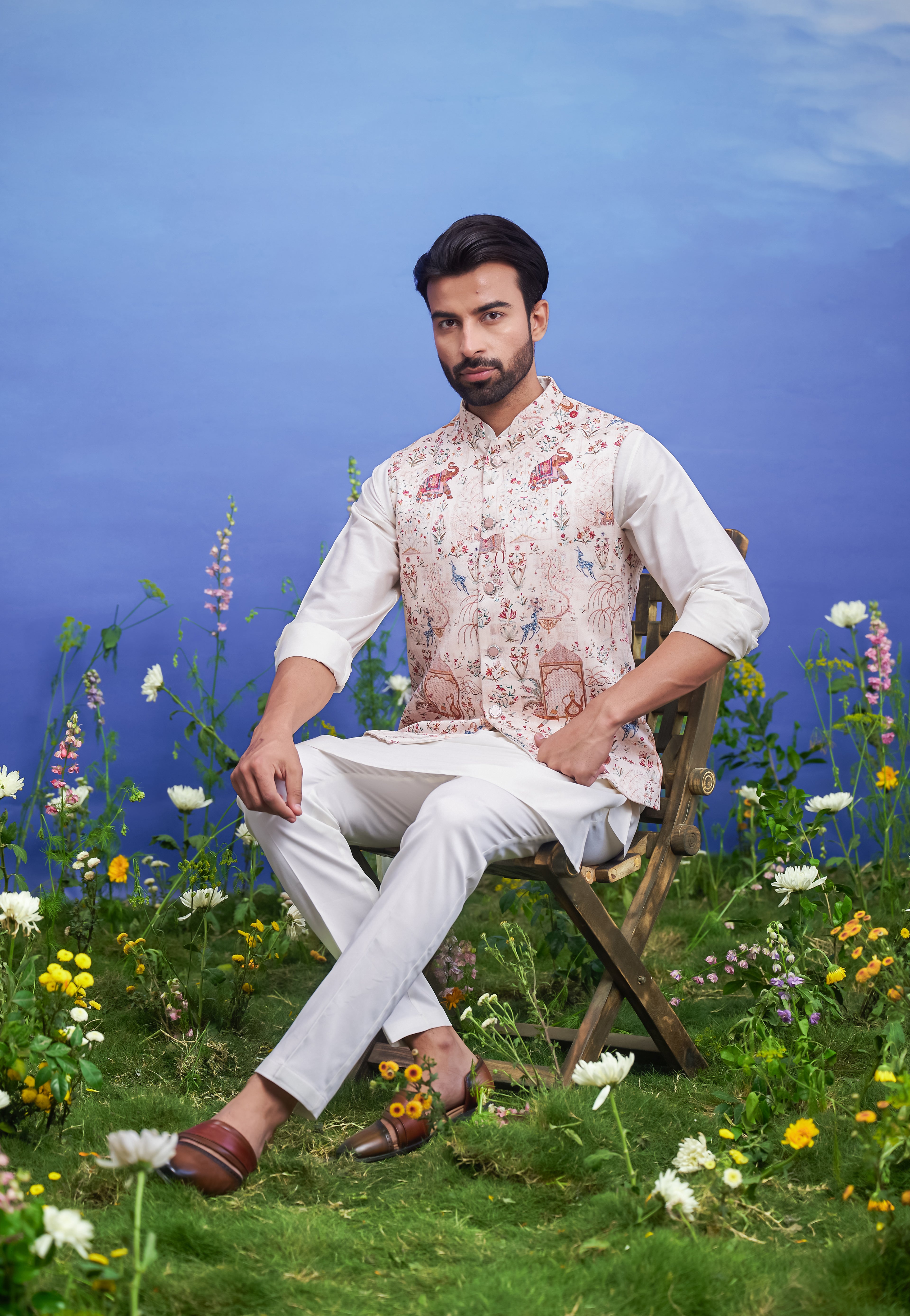 Animal motif printed Nehru jacket for men, made of knitted fabric with a regular fit.