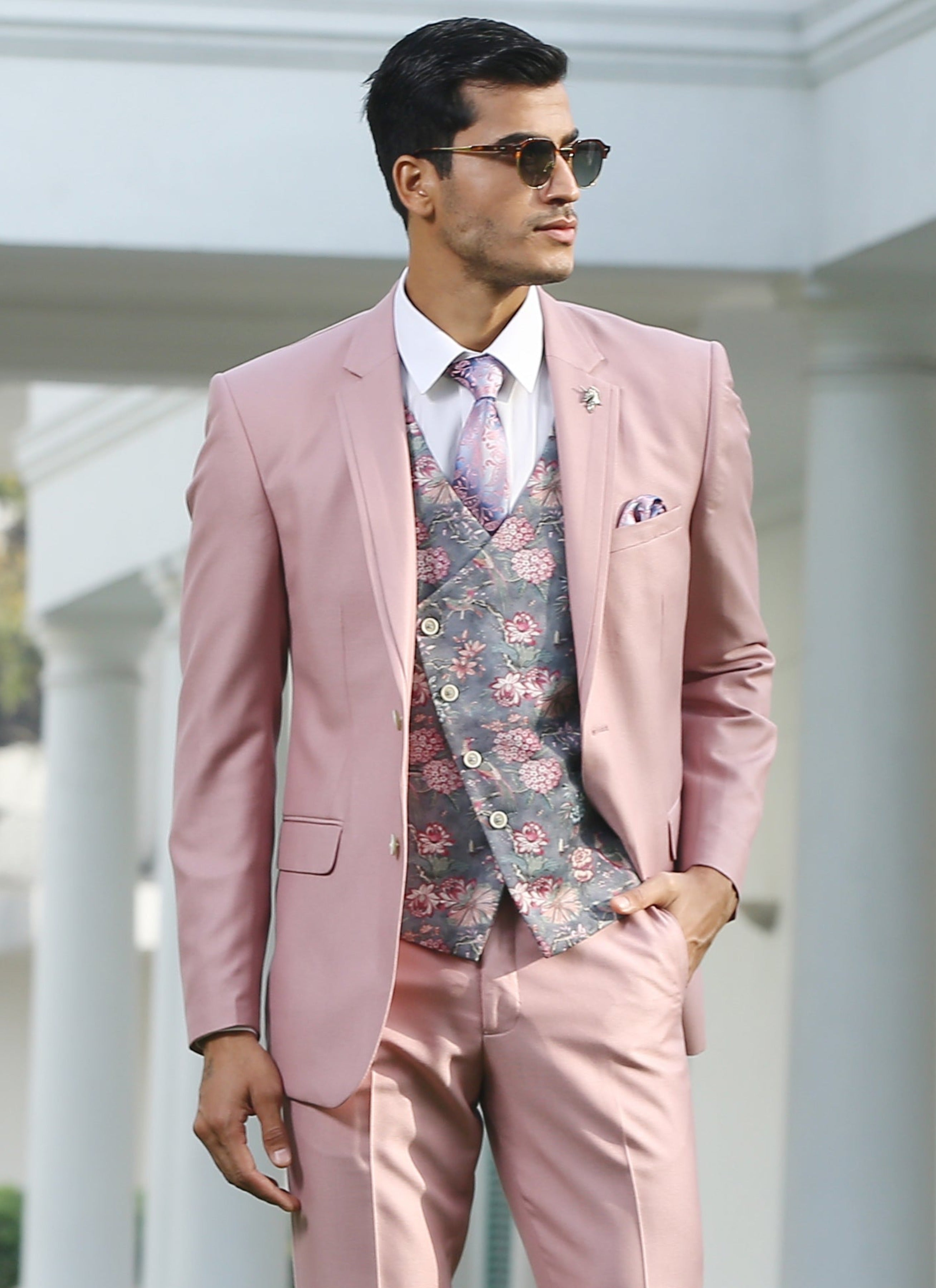 Elegant Pink Suit - Modern Men's Fashion
