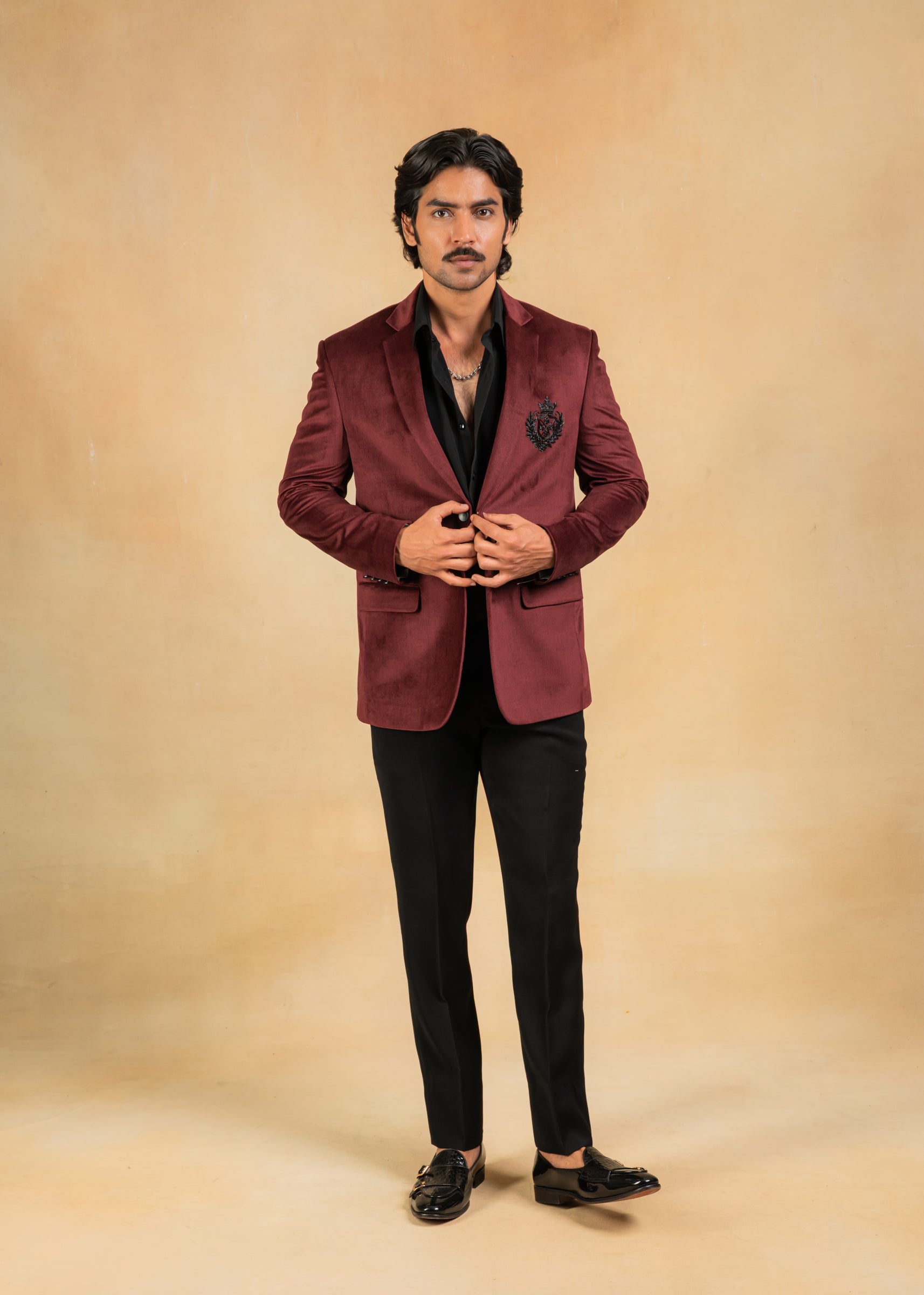 Wine balzer with hand embroidered motif