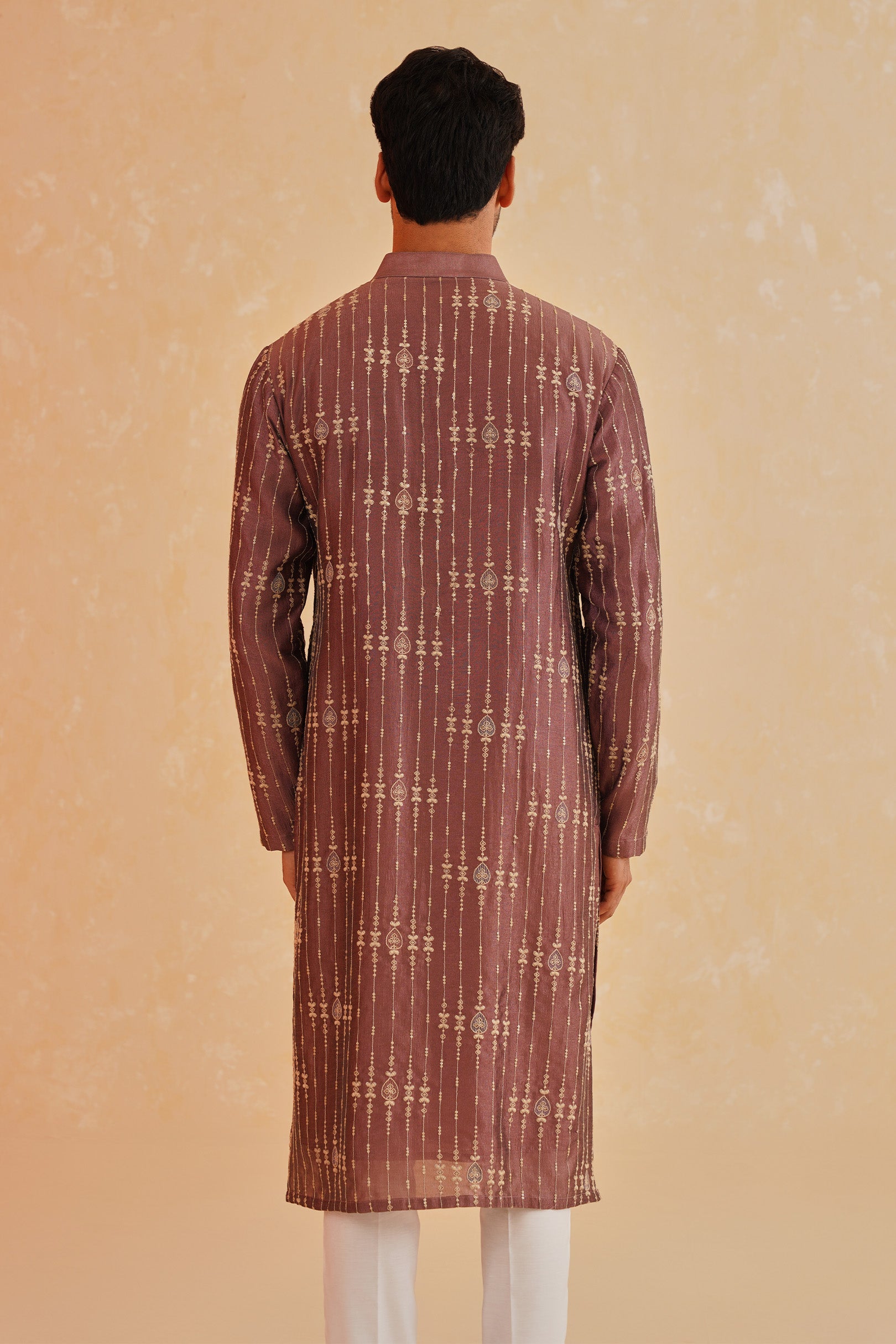 A Majestic Ensemble
Timeless Wine-Hued Embroidered Kurta Set 