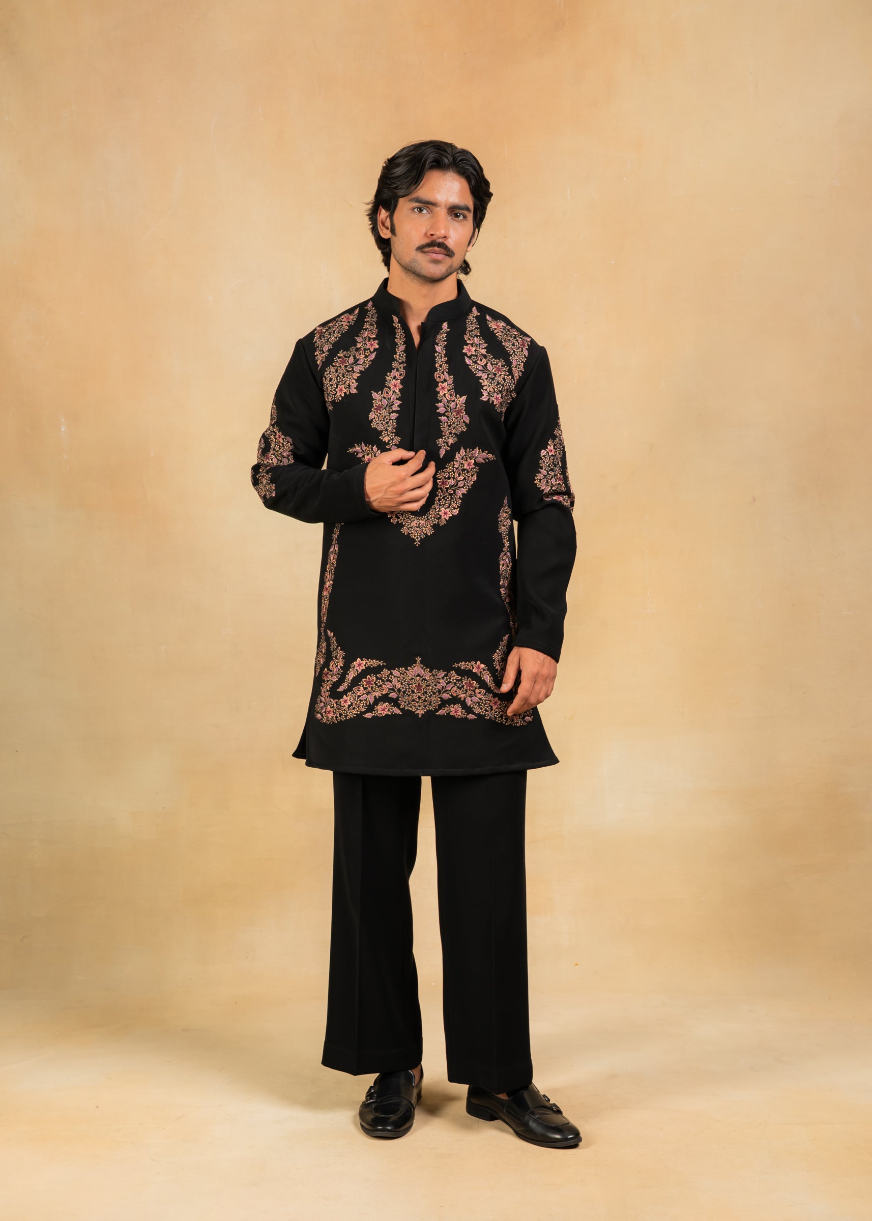 Zari_reshamembroideredblackkurtawithtrousers_2.jpg