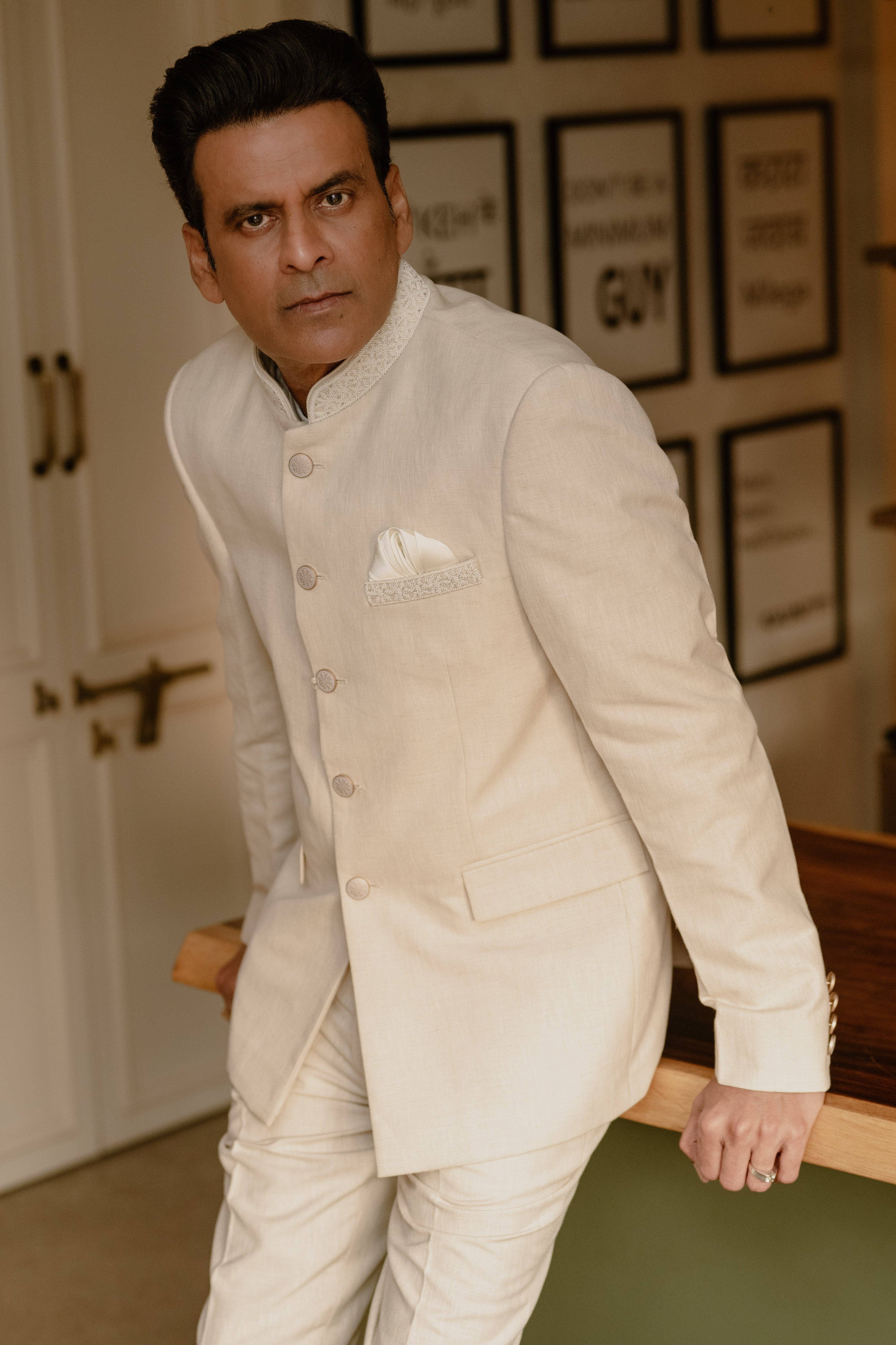 Men’s cream bandhgala suit featuring hand embroidery on collar and pocket